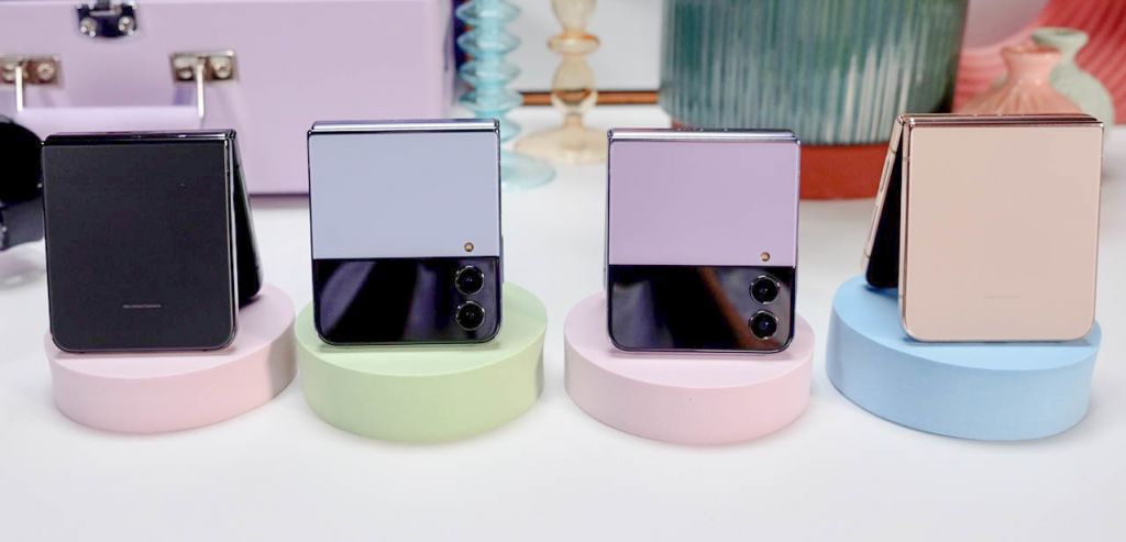 Z Flip4 có 4 màu cơ bản: đen, xanh, tím và kem. tuy nhiên, Samsung sẽ bổ sung phiên bản Bespoke cho phép người dùng tuỳ chọn màu sắc cho máy. Đây sẽ là mẫu smartphone mang nhiều màu sắc nhất trên thị trường.